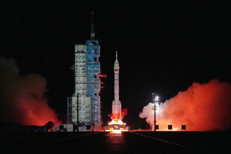 Kineska raketa Long March 2F, koja prevozi trojicu astronauta u sklopu misije s ljudskom posadom Shenzhou 21, poletjela je u petak, 31. listopada 2025., s Lansirnog centra Jiuquan u sjeverozapadnoj Kini. Izvor: Andy Wong