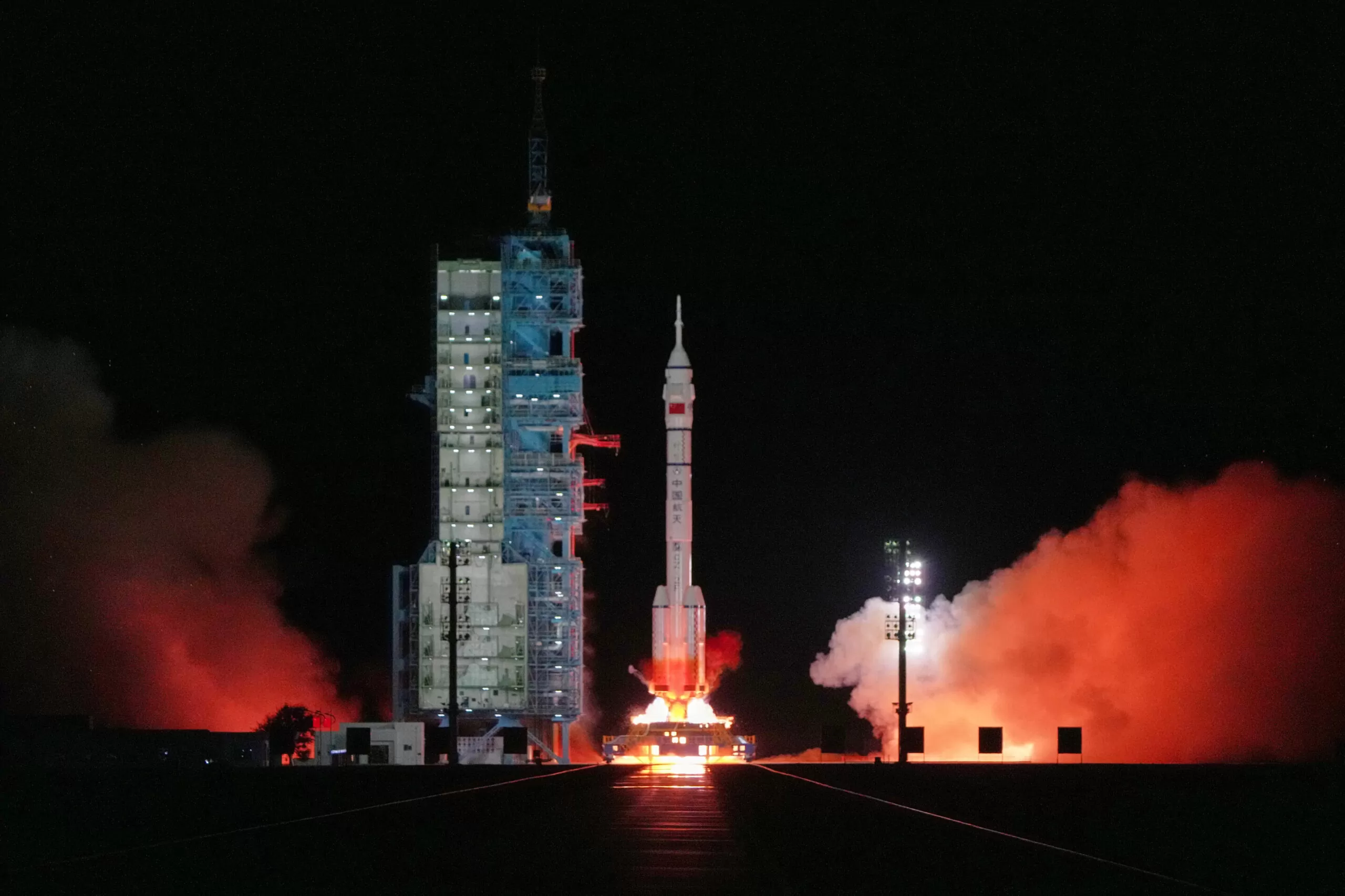 Kineska raketa Long March 2F, koja prevozi trojicu astronauta u sklopu misije s ljudskom posadom Shenzhou 21, poletjela je u petak, 31. listopada 2025., s Lansirnog centra Jiuquan u sjeverozapadnoj Kini. Izvor: Andy Wong