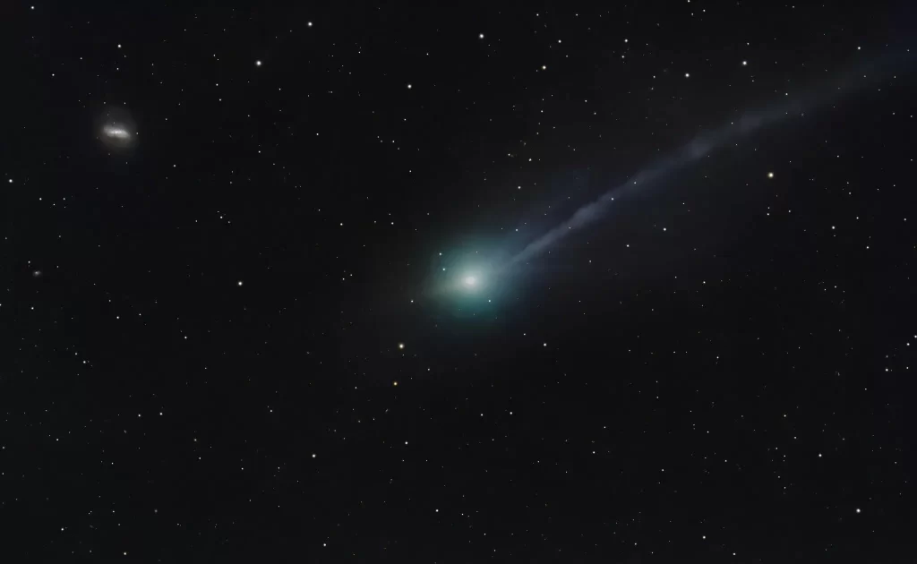 Oštra snimka međuzvjezdanog objekta 3I/ATLAS nastala je kombiniranjem 24 ekspozicije od po 60 sekundi, snimljenih teleskopom promjera 0,2 metra (Celestron EdgeHD 800) u Novom Meksiku između 11.53 i 12.23 UTC, 16. studenoga 2025. Na fotografiji se vide brojni mlazovi usmjereni i prema Suncu i od njega. Smjer prema Suncu nalazi se u donjem lijevom kutu kadra. Zasluge: Satoru Murata.
