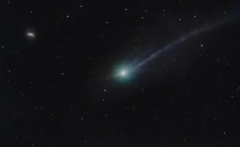 Oštra snimka međuzvjezdanog objekta 3I/ATLAS nastala je kombiniranjem 24 ekspozicije od po 60 sekundi, snimljenih teleskopom promjera 0,2 metra (Celestron EdgeHD 800) u Novom Meksiku između 11.53 i 12.23 UTC, 16. studenoga 2025. Na fotografiji se vide brojni mlazovi usmjereni i prema Suncu i od njega. Smjer prema Suncu nalazi se u donjem lijevom kutu kadra. Zasluge: Satoru Murata.