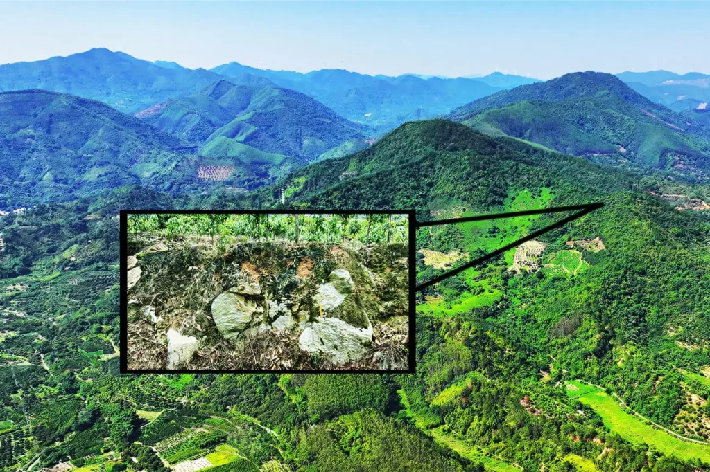ChatGPT said:Panoramska snimka dronom prikazuje područje kratera Jinlin, s približno označenim rubom kratera. U umetku se vidi dno kratera, koje se sastoji od mješavine trošnog granita i fragmenata stijena. Žuta mjerna letvica duga je 20 centimetara. Izvor: Ming Chen