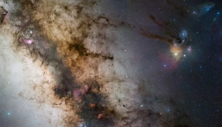 Rho Ophiuchi vidi se kao plavičasti oblak koji okružuje zvijezdu malo iznad peterokuta zvijezda u Škorpionu, dok se glavni pojas Mliječne staze nalazi znatno dalje ulijevo. Zasluge: ESO/S. Guisard.