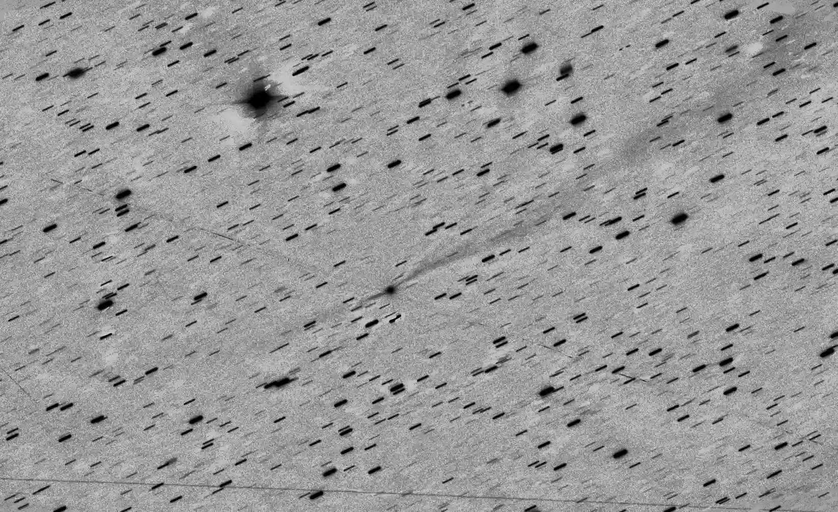 Složena snimka međuzvjezdanog objekta 3I/ATLAS dobivena je kombiniranjem 20 ekspozicija od po 100 sekundi, snimljenih 20. studenoga 2025. u 4.15 UTC. Zasluge: M. Jäger, G. Rhemann i E. Prosperi.