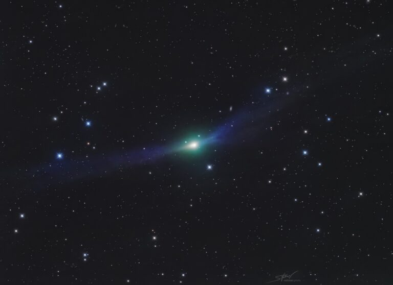 Duboka snimka objekta 3I/ATLAS s njegova dva repa, zabilježena tijekom njegova najbližeg prolaska pokraj Zemlje. U udaljenoj pozadini vidljive su galaksije u zviježđu Lava. L-RGB snimka dobivena teleskopom PlaneWave Delta Rho 500 i kamerom ZWO ASI 6200M Pro, s lokacije u saveznoj državi Utah, SAD (iTelescope). Ukupno vrijeme ekspozicije iznosi 74 minute. Zasluge: dr. Sebastian Voltmer | voltmer.photo.