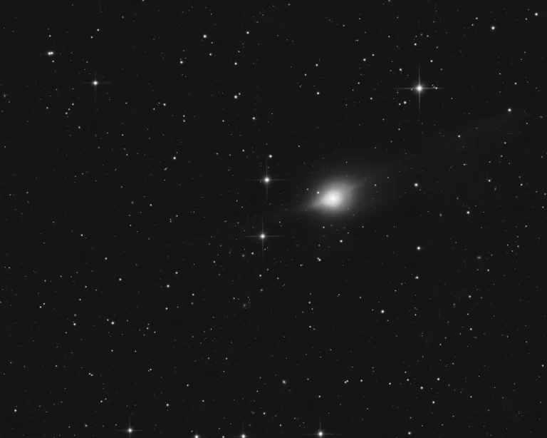 Snimka objekta 3I/ATLAS od 22. studenoga 2025. u razdoblju od 3:00 do 5:00 UTC, dobivena slaganjem 106 snimaka s ekspozicijama od 60 sekundi, zabilježenih 0,30-metarskim teleskopom zvjezdarnice Sternwarte Feuerstein (http://sfeu.de ) u Njemačkoj. Na slici se vidi koma suzastog oblika s antirepom u smjeru prema Suncu, usmjerenim prema donjem lijevom kutu kadra. (Autorica snimke: prof. dr. Christina Birkenhake).