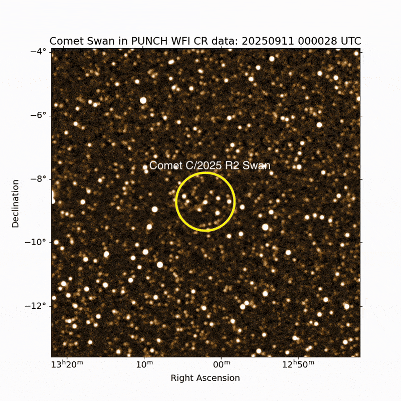 Animacija prikazuje komet 2025 R2 (SWAN) kako se kreće preko pozadine zvijezda, dok se u suprotnom smjeru vidi malena točkica, komet 3I/ATLAS.
