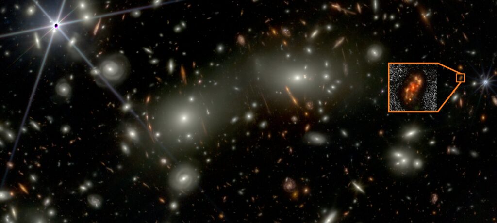Novootkrivena spiralna galaksija Alaknanda (umetnuta slika) snimljena je u JWST-ovim pojasevima kraćih valnih duljina. U kadru se vide i nekoliko sjajnih galaksija iz bližeg skupa Abell 2744 u prvom planu. Izvor: NASA/ESA/CSA, I. Labbe/R. Bezanson/Alyssa Pagan (STScI), Rashi Jain/Yogesh Wadadekar (NCRA-TIFR)