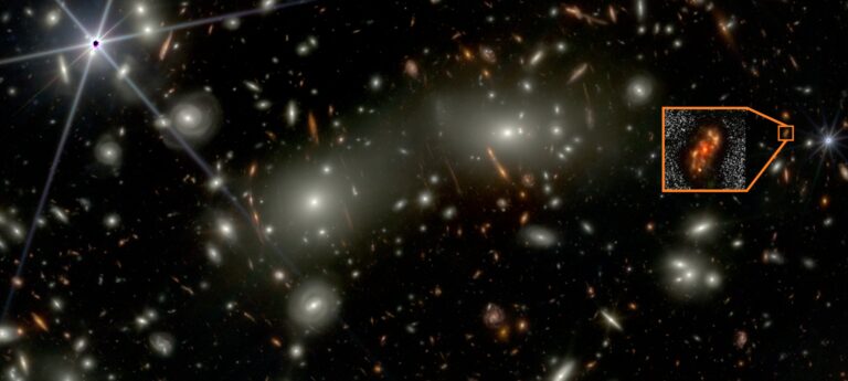 Novootkrivena spiralna galaksija Alaknanda (umetnuta slika) snimljena je u JWST-ovim pojasevima kraćih valnih duljina. U kadru se vide i nekoliko sjajnih galaksija iz bližeg skupa Abell 2744 u prvom planu. Izvor: NASA/ESA/CSA, I. Labbe/R. Bezanson/Alyssa Pagan (STScI), Rashi Jain/Yogesh Wadadekar (NCRA-TIFR)