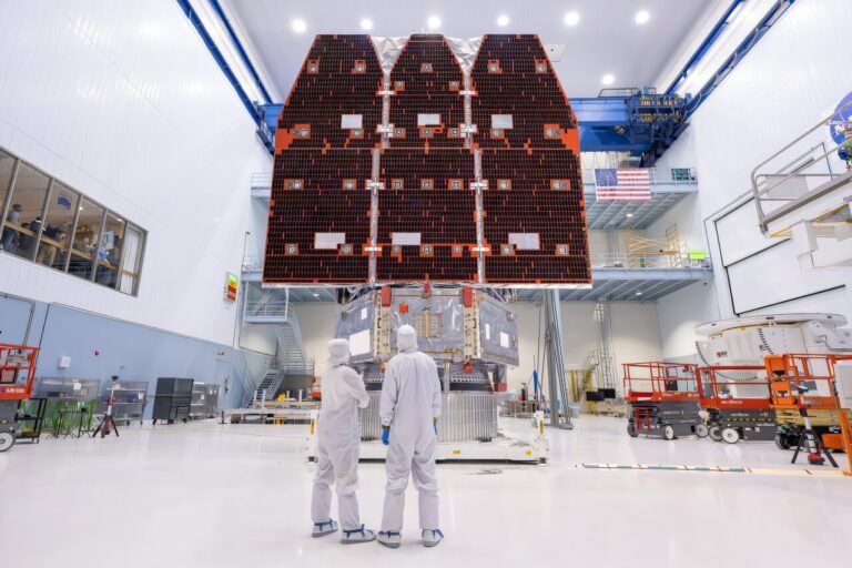 NASA-in svemirski teleskop Nancy Grace Roman sada je u potpunosti sastavljen nakon što su 25. studenoga u Goddard Space Flight Centeru u Greenbeltu u saveznoj državi Maryland spojena njegova dva glavna segmenta. Misija je službeno predviđena za lansiranje do svibnja 2027., ali je tim na putu koji bi omogućio polijetanje već u jeseni 2026. Kredit: NASA/Jolearra Tshiteya