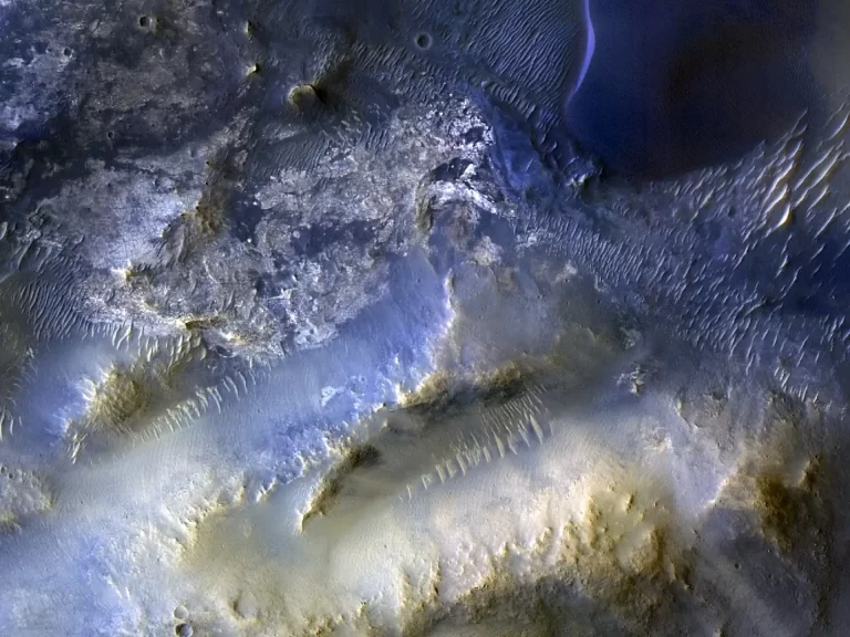 Ovaj prikaz regije Syrtis Major potječe s 100 000. snimke koju je NASA-in Mars Reconnaissance Orbiter zabilježio kamerom HiRISE. Tijekom gotovo 20 godina rada, HiRISE je znanstvenicima pomogao razumjeti kako se površina Crvenog planeta neprestano mijenja. NASA/JPL-Caltech/University of Arizona