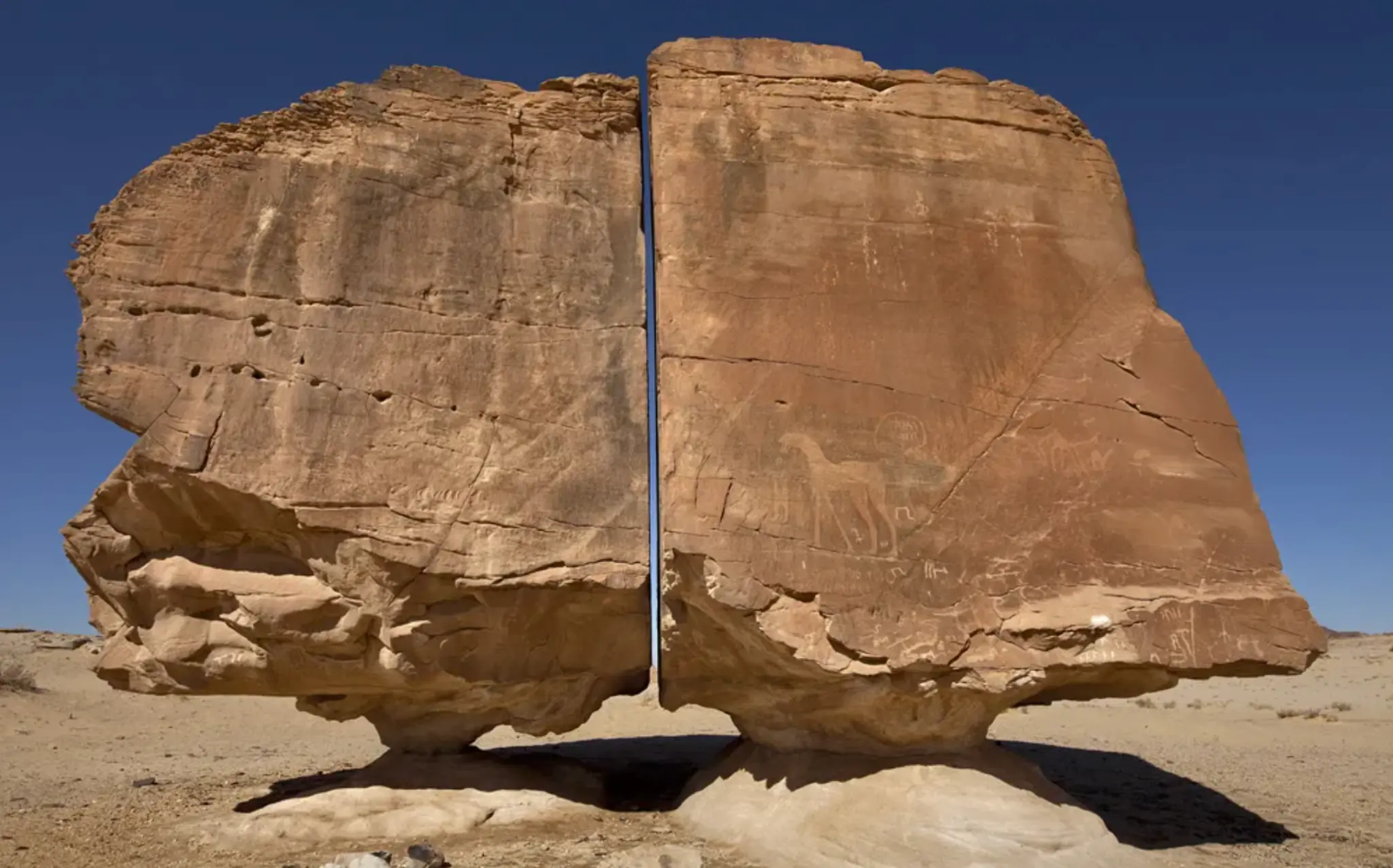 Prednji pogled na stijensku formaciju Al Naslaa prikazuje golemi kameni blok, visok približno 6 metara i širok oko 9 metara, zajedno s njegovom središnjom pukotinom, njezinim prepoznatljivim i vjerojatno najjedinstvenijim obilježjem. (Zasluge: Arabian Rock Art Heritage)