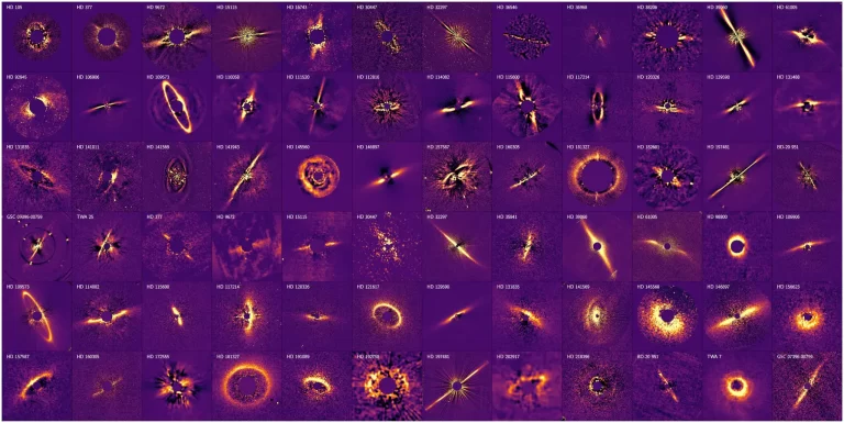 Ova slika prikazuje mrežu koloristički pojačanih astronomskih opažanja, pri čemu je u svakom polju prikazan cirkustelarni disk, odnosno struktura prašine i plina koja okružuje zvijezdu. Svaki kvadrat predstavlja drugi zvjezdani sustav označen kataloškim imenima poput "HD 105", "HD 377" ili "TWA 25". Diskovi se znatno razlikuju po obliku, veličini i orijentaciji. Neki izgledaju kao jasno definirani prstenovi, dok drugi imaju izdužene ili nepravilne oblike. Paleta boja, u kojoj dominiraju ljubičasti i narančasti tonovi, naglašava sjaj i kontrast kako bi se istaknuli strukturni detalji. Ta vizualna raznolikost odražava različita fizička svojstva i razvojne faze zvjezdanih sustava te pruža vrijedan uvid u procese formiranja planeta i evoluciju zvijezda. Zasluge: N. Engler i sur./SPHERE Consortium/ESO
