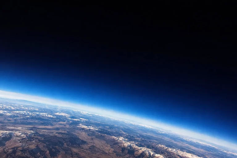 Pogled na prošireni horizont Zemlje iz gornjih slojeva atmosfere, gdje se granica planeta postupno gubi u svemiru. Vizual: Kozmos