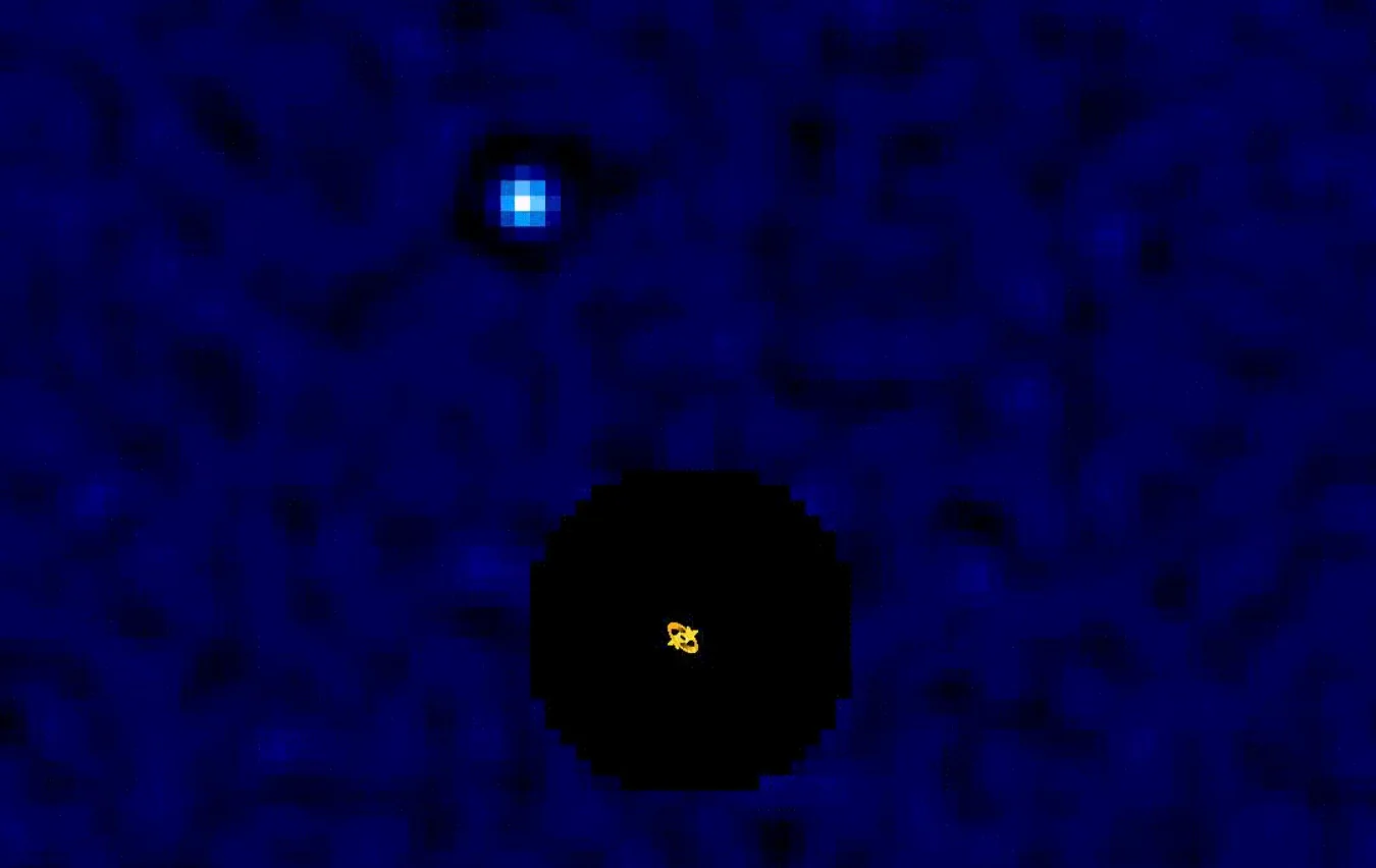 Snimka egzoplaneta u binarnom zvjezdanom sustavu, dobivena nakon uklanjanja blještavila dviju zvijezda domaćina. Ikone označavaju položaje zvijezda u odnosu na orbitu planeta. Izvor: Jason Wang / Northwestern University