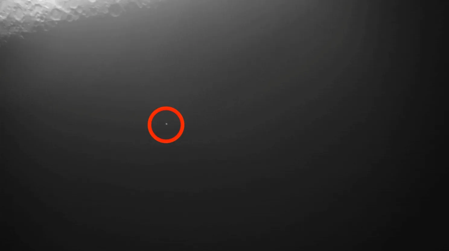 Kratkotrajni bljesak na neosvijetljenoj strani Mjeseca, zabilježen 12. prosinca 2025., nastao je pri udaru sitnog meteoroida u lunarnu površinu. Snimka je zabilježena teleskopom Armagh Robotic Telescope tijekom vrhunca meteorskog roja Geminida. Izvor: Armagh Observatory and Planetarium, Armagh Robotic Telescope (ART).