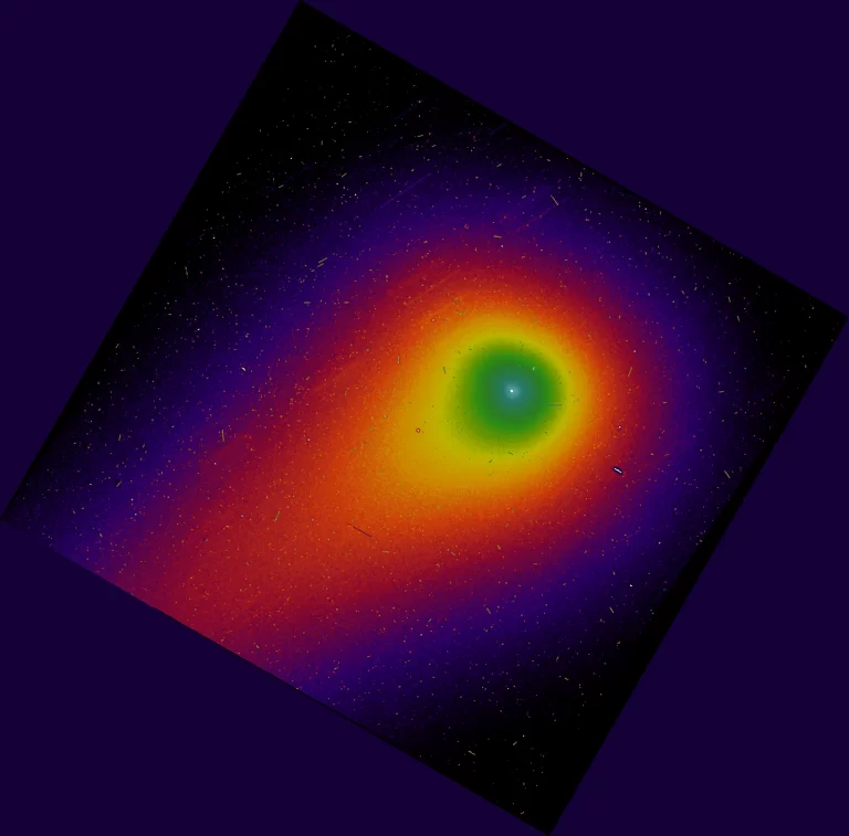 Snimka objekta 3I/ATLAS koju je napravio svemirski teleskop Hubble 7. siječnja 2026. (gornja slika) i ista snimka obrađena Larson-Sekaninim rotacijskim gradijentnim filtrom (donja slika). Zasluge: NASA/ESA/STScI.