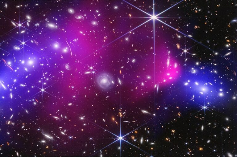 Projekt Dark Energy Survey nastoji mapirati silu koja stoji iza ubrzanog širenja svemira. Zasluge: NASA, ESA, CSA, STScI, CXC