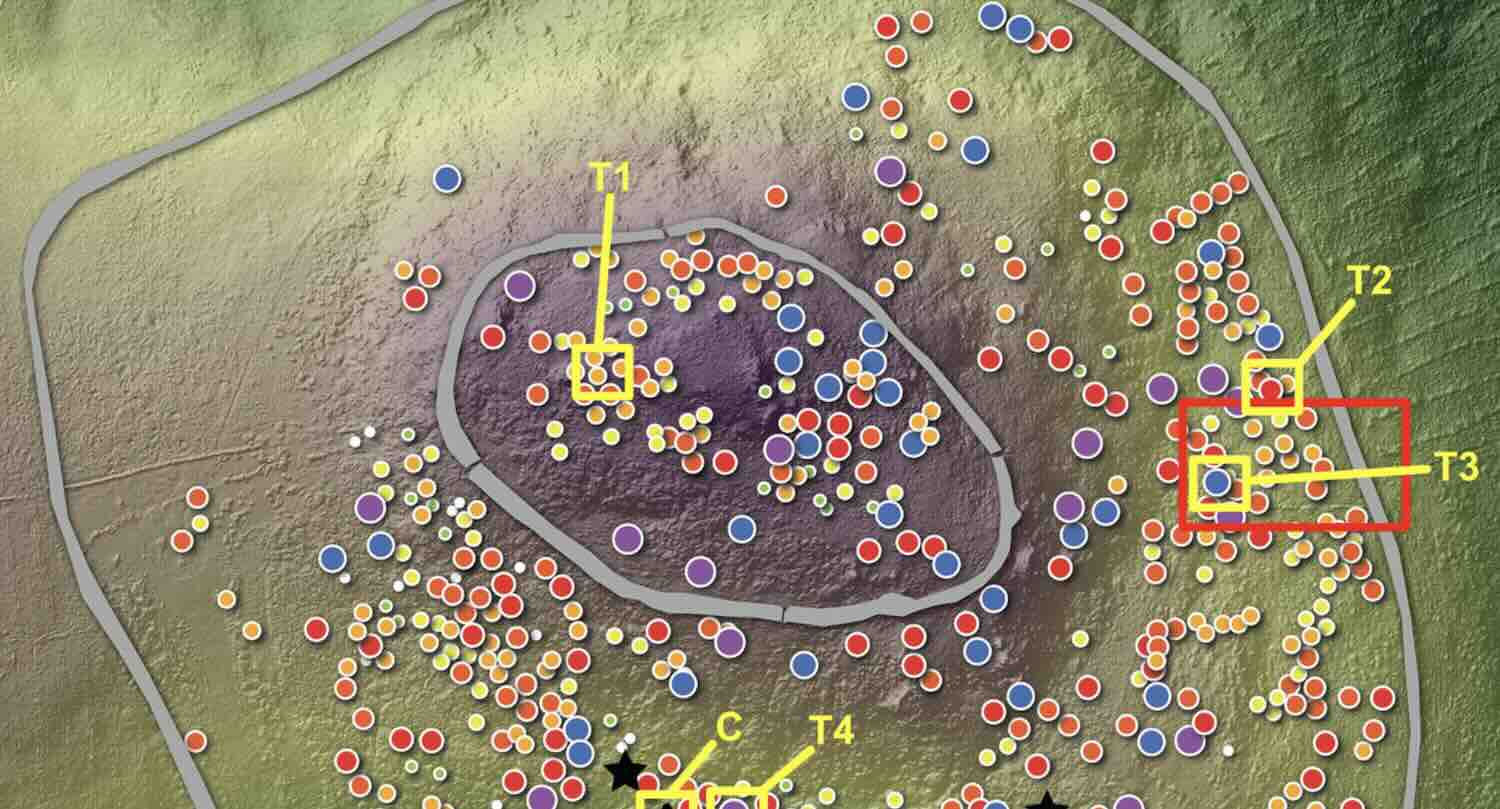 Fotogrametrijska karta lokaliteta Brusselstown Ring s prikazom potencijalnih otisaka okruglih kuća, lokacija probnih iskopnih sondi i moguće cisterne (A). Donji prikaz donosi uvećani LiDAR snimak platformi kuća, vidljivih kao kružni otisci na istočnoj padini lokaliteta (B). Izvor: Antiquity (2025). DOI: 10.15184/aqy.2025.10247