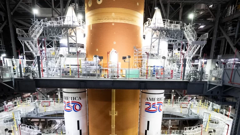 NASA-in golem raketni sustav Space Launch System (SLS) snimljen u montažnoj zgradi Vehicle Assembly Building uoči izvlačenja na rampu 17. siječnja. Autor fotografije: NASA/Joel Kowsky