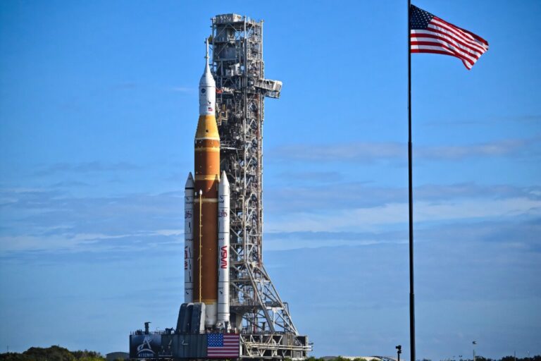 Raketa Space Launch System (SLS) za NASA-inu misiju Artemis 2 i svemirski brod Orion premještaju se na lansirnu rampu 39B u Svemirskom centru Kennedy (Kennedy Space Center) na Floridi uoči misije s posadom prema Mjesecu. Zasluge: NASA.