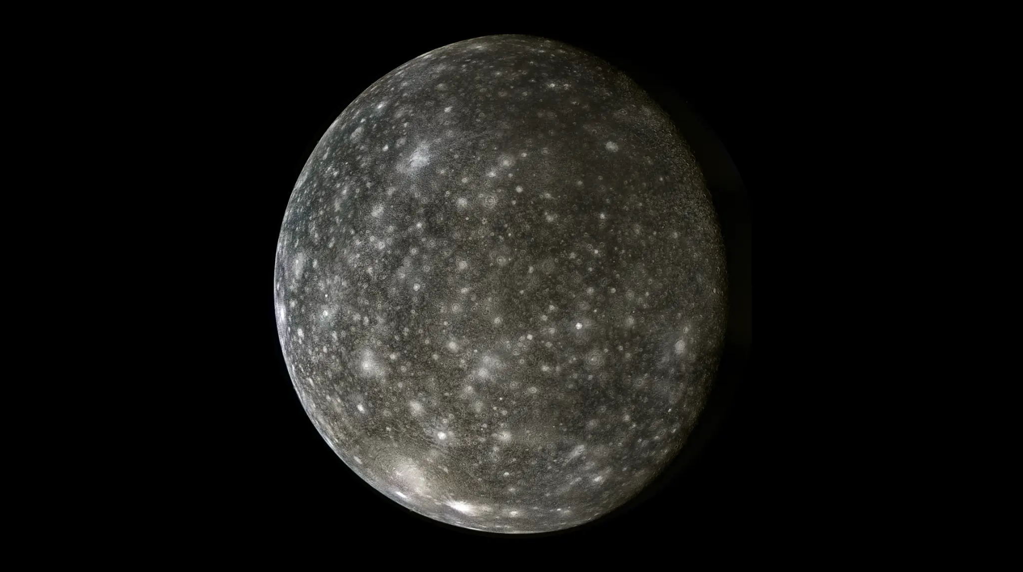 Kalista, Jupiterov satelit, prikazana kao sivo tijelo gusto prekriveno udarnim kraterima na crnoj pozadini.