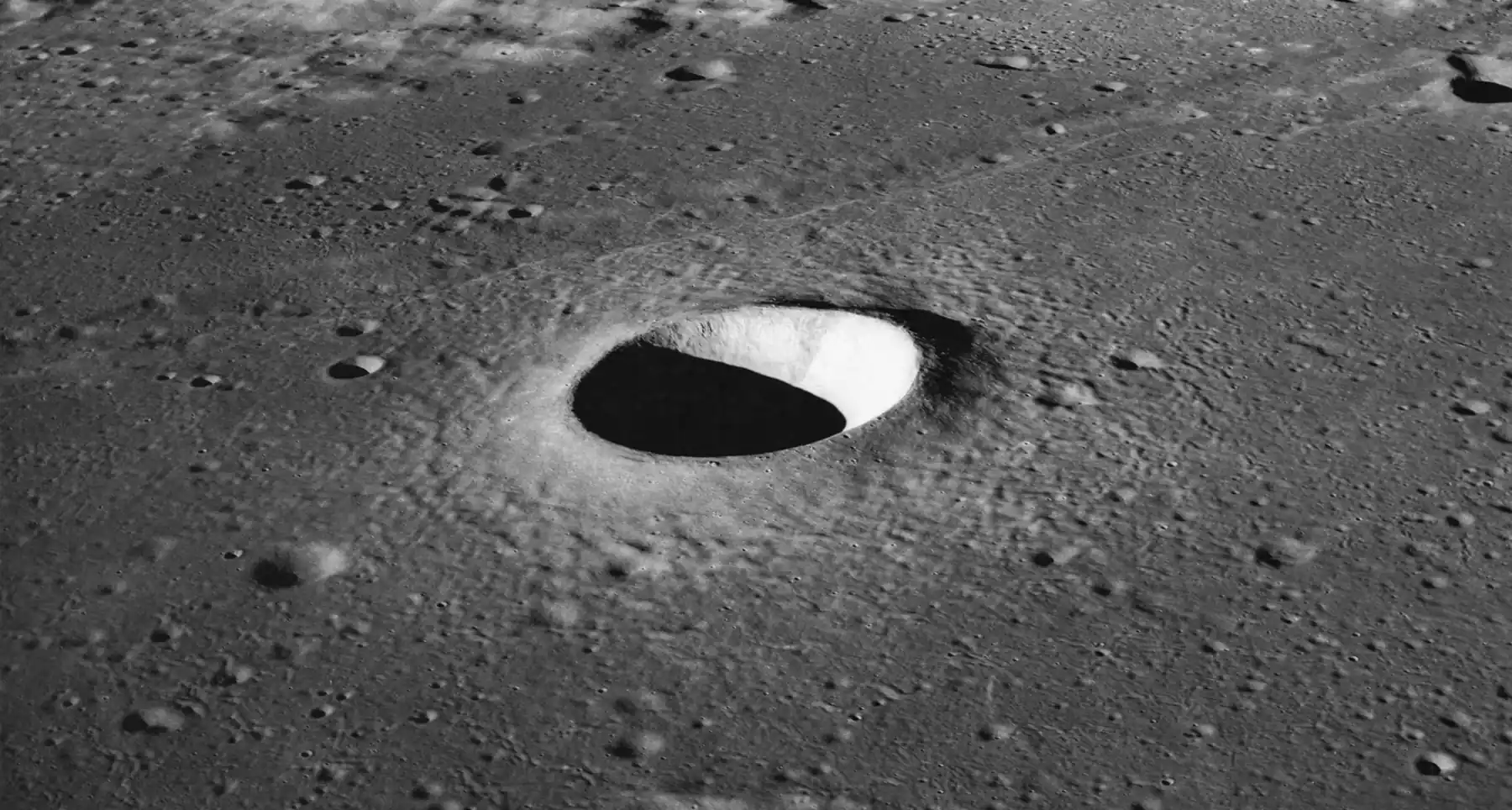 Bočni pogled na krater Moltke, snimljen tijekom misije Apollo 10. Zasluge: javna domena.