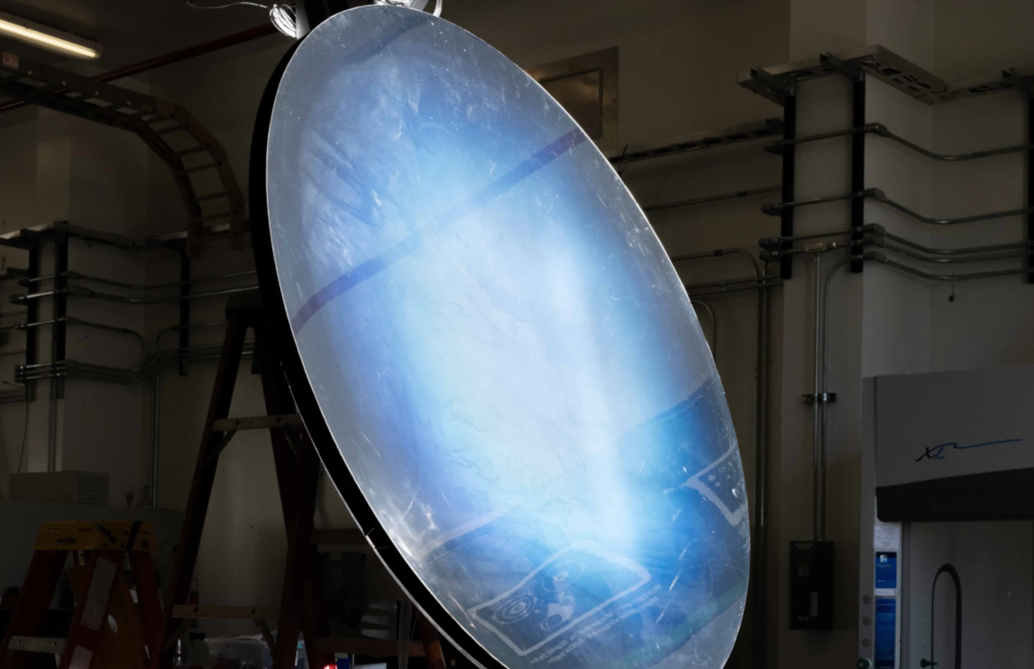 Testiranje solarnog koncentratora u sklopu projekta CaRD (Carbothermal Reduction Demonstration), čiji je cilj proizvodnja kisika iz simuliranog mjesečevog regolita za potrebe misija na južnom polu Mjeseca. Tijekom ovog integriranog testa, tim je povezao koncentrator, zrcala i upravljački softver te potvrdio proizvodnju ugljikovog monoksida. Izvor: NASA/Michael Rushing