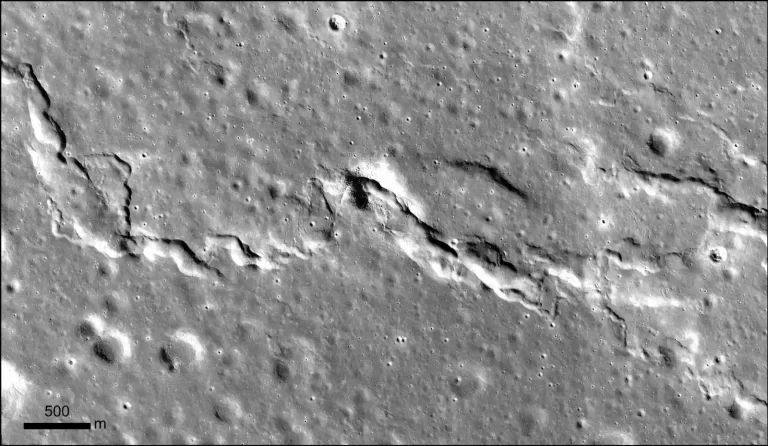 Malo grebenasto uzvišenje u sjeveroistočnom dijelu Mora kiša (Mare Imbrium), snimljeno kamerom sonde Lunar Reconnaissance Orbiter. Zasluge: NASA/GSFC/Sveučilište u Arizoni.