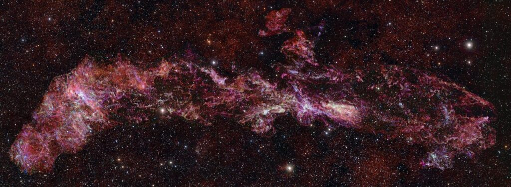 Složena raspodjela molekularnog plina u središnjoj molekularnoj zoni (CMZ) Mliječne staze. Snimka je dobivena teleskopskim sustavom Atacama Large Millimeter/submillimeter Array. Zasluge: ALMA (ESO/NAOJ/NRAO) / S. Longmore i sur.; pozadina: ESO / D. Minniti i sur.