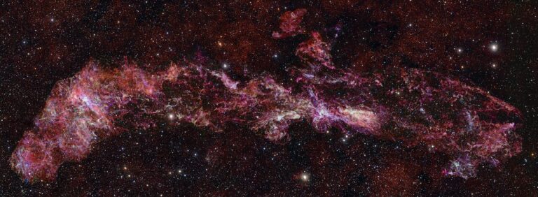 Složena raspodjela molekularnog plina u središnjoj molekularnoj zoni (CMZ) Mliječne staze. Snimka je dobivena teleskopskim sustavom Atacama Large Millimeter/submillimeter Array. Zasluge: ALMA (ESO/NAOJ/NRAO) / S. Longmore i sur.; pozadina: ESO / D. Minniti i sur.