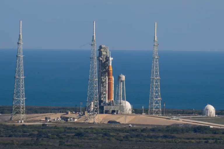 Ova fotografija koju je ustupila NASA prikazuje raketu Artemis II SLS (Space Launch System) sa svemirskom letjelicom Orion na mobilnom lanseru na Lansirnom kompleksu 39B, u četvrtak, 29. siječnja 2026., u NASA-inom Svemirskom centru Kennedy na Floridi. Izvor: Jim Ross/NASA