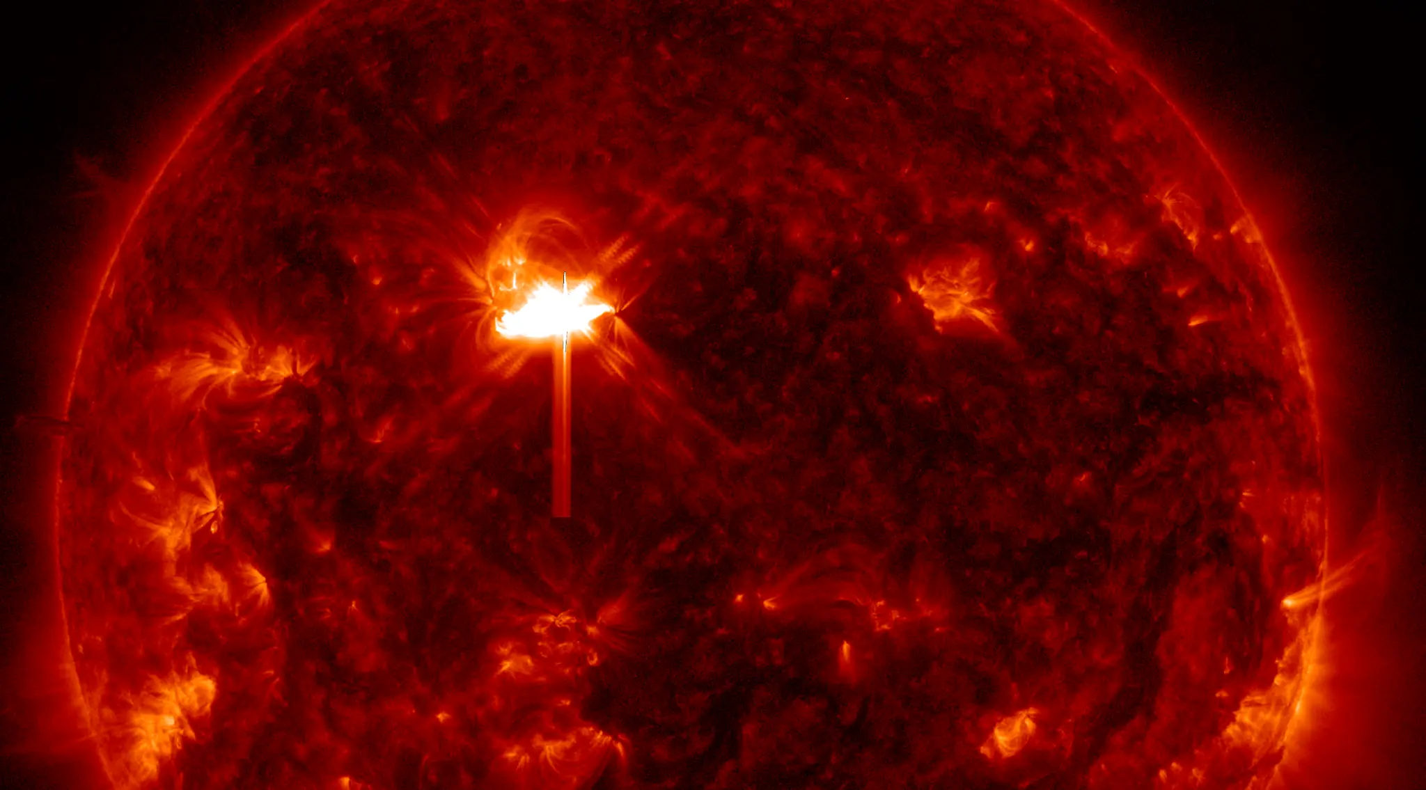 NASA-in Solar Dynamics Observatory snimio je ovu sliku solarne baklje — vidljive kao bljesak u gornjoj polovici Sunca — 3. veljače. Prikazani su podaci iz dijela spektra ekstremnog ultraljubičastog zračenja, koji ističe izrazito vrući materijal u bakljama i obojen je crvenom bojom. NASA/SDO