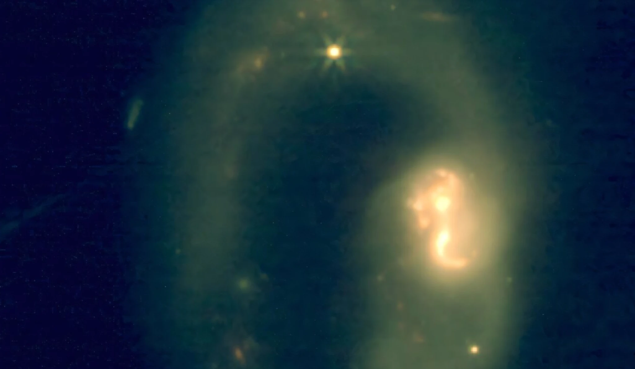 Slika lažnih boja objekta IRAS07251-0248 snimljena kamerom za blisko infracrveno područje (NIRCam) na svemirskom teleskopu James Webb. Slika je nastala kombiniranjem ekspozicija kroz širokopojasne filtre na 2 𝜇 𝑚 μm (plavo), 2,77 𝜇 𝑚 μm (zeleno) i 3,56 𝜇 𝑚 μm (crveno). Podaci su dio promatranja provedenih u sklopu JWST GO programa br. 3368 (glavni istraživač L. Armus). Izvor: Mikulski arhiv za svemirske teleskope, Znanstveni institut svemirskog teleskopa (STScI), Udruženje sveučilišta za istraživanje u astronomiji (AURA), NASA.