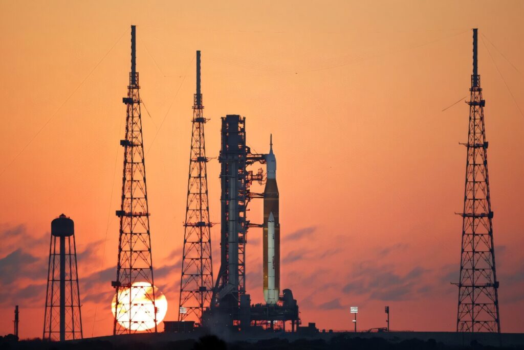 NASA-ina raketa Space Launch System (SLS) i svemirska letjelica Orion u sklopu misije Artemis II trebaju ispitati tehnologije koje će jednog dana biti potrebne za slanje ljudi na Mars, znatno udaljenije odredište. NASA.