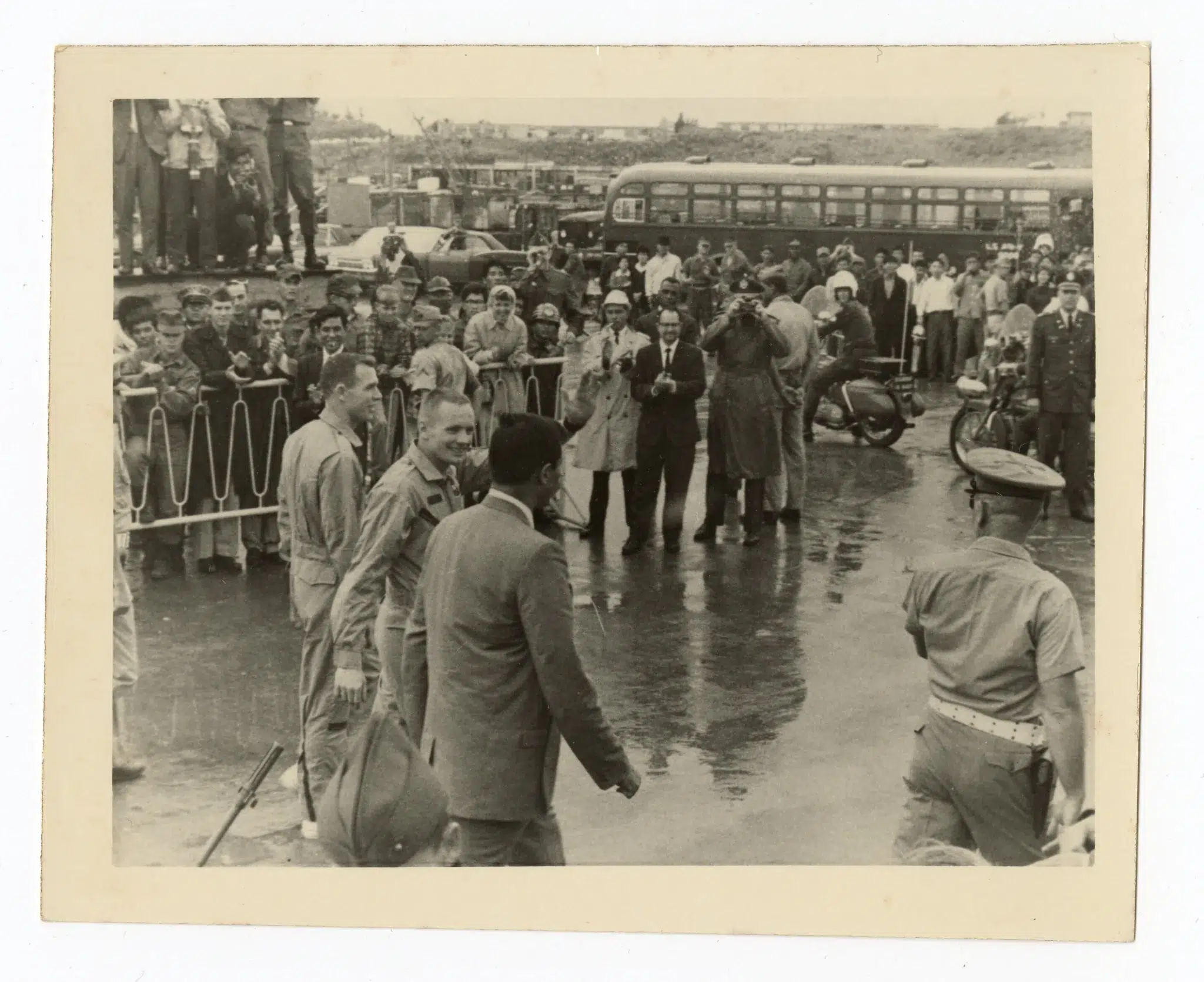 Ova fotografija iz 1966., koju je snimio Ron McQueeney, prikazuje astronauta Neila Armstronga u sredini kako maše pripadnicima oružanih snaga u zračnoj bazi Naha na Okinawi u Japanu. Zasluge: Ron McQueeney/Ohio History Connection putem AP-a