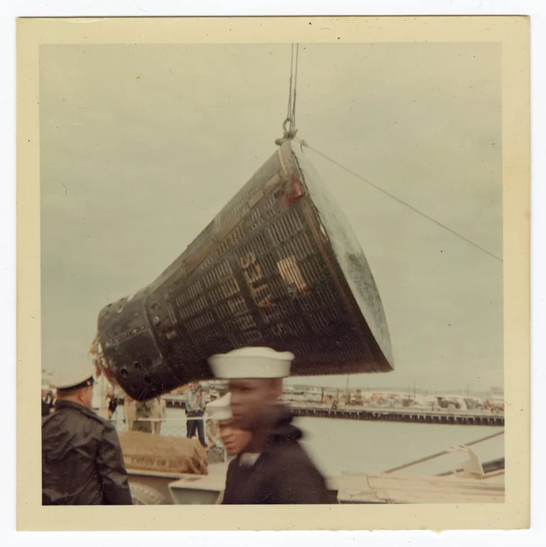 Ova fotografija iz 1966., koju je snimio Ron McQueeney, prikazuje svemirsku letjelicu Gemini 8 dok je podižu radi transporta u zračnoj bazi Naha na Okinawi u Japanu. Zasluge: Ron McQueeney/Ohio History Connection putem AP-a