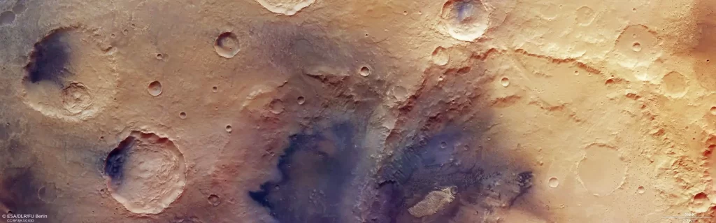 Na ovoj novoj slici ESA-in Mars Express obilazi marsovske visoravni i istražuje bezbrojne kratere koji posvuda prošaravaju ovaj drevni dio Crvenog planeta. Donje desno vidi se dio posebno istaknutog kratera Trouvelot. Slika je sastavljena od podataka koje je 12. listopada 2024. (orbita 26233) prikupila stereokamera visoke razlučivosti (HRSC) na letjelici Mars Express. Izrađena je korištenjem podataka iz nadirnog kanala, čije je vidno polje poravnano okomito na površinu Marsa, te kanala za boje HRSC-a. Sjever je desno. Prostorna razlučivost izvorne slike iznosi približno 18 metara po pikselu, a prizor je centriran oko 15°N/255°E. Zasluge: ESA/DLR/FU Berlin.