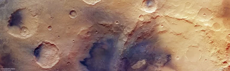 Na ovoj novoj slici ESA-in Mars Express obilazi marsovske visoravni i istražuje bezbrojne kratere koji posvuda prošaravaju ovaj drevni dio Crvenog planeta. Donje desno vidi se dio posebno istaknutog kratera Trouvelot. Slika je sastavljena od podataka koje je 12. listopada 2024. (orbita 26233) prikupila stereokamera visoke razlučivosti (HRSC) na letjelici Mars Express. Izrađena je korištenjem podataka iz nadirnog kanala, čije je vidno polje poravnano okomito na površinu Marsa, te kanala za boje HRSC-a. Sjever je desno. Prostorna razlučivost izvorne slike iznosi približno 18 metara po pikselu, a prizor je centriran oko 15°N/255°E. Zasluge: ESA/DLR/FU Berlin.