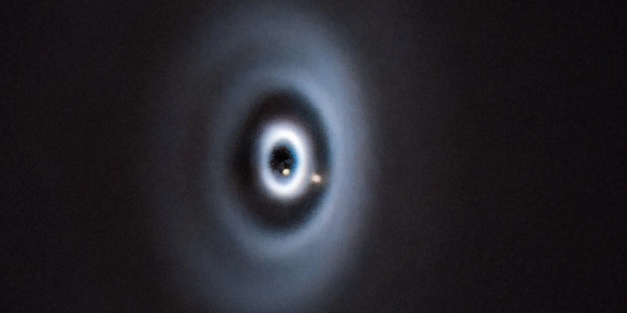 Ovo je otprilike ono kako je mogao izgledati nastanak Zemlje u našem Sunčevu sustavu. Rođenje dvaju planeta (svijetlosmeđe točke) u protoplanetarnom disku oko mlade zvijezde WISPIT 2. Zasluge: ESO / C. Lawlor, R. F. van Capelleveen i sur. / Creative Commons BY 4.0