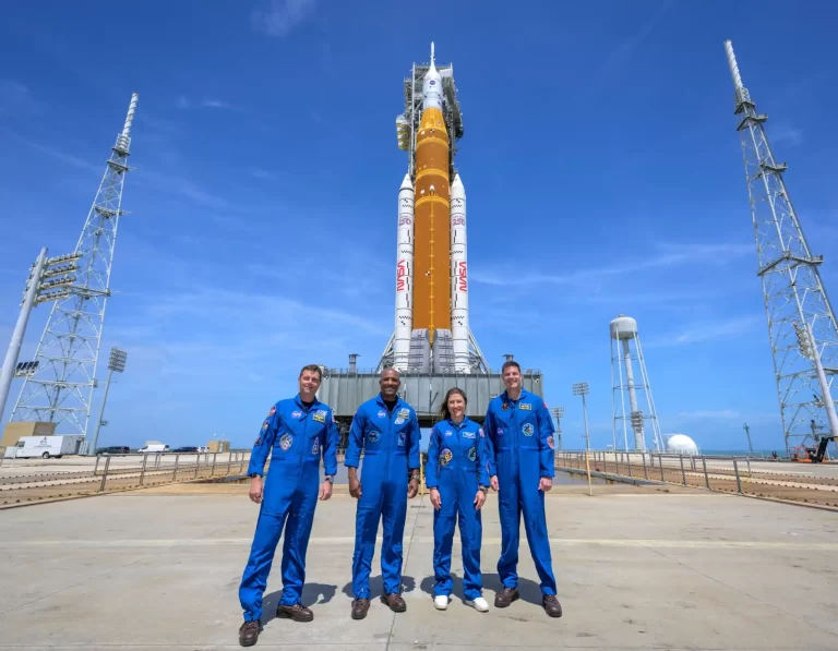 Na fotografiji koju je objavila NASA nalaze se NASA-ini astronauti Reid Wiseman, zapovjednik misije Artemis II, slijeva, Victor Glover, pilot misije Artemis II, Christina Koch, specijalistica misije Artemis II, te astronaut Kanadske svemirske agencije (CSA) Jeremy Hansen, specijalist misije Artemis II, zdesna, na skupnoj fotografiji tijekom posjeta raketi SLS (Space Launch System) i svemirskoj letjelici Orion u sklopu misije Artemis II, u ponedjeljak 30. ožujka 2026., na lansirnom kompleksu 39B u NASA-inu svemirskom centru Kennedy u Cape Canaveralu na Floridi. Zasluge za fotografiju: Bill Ingalls/NASA via AP