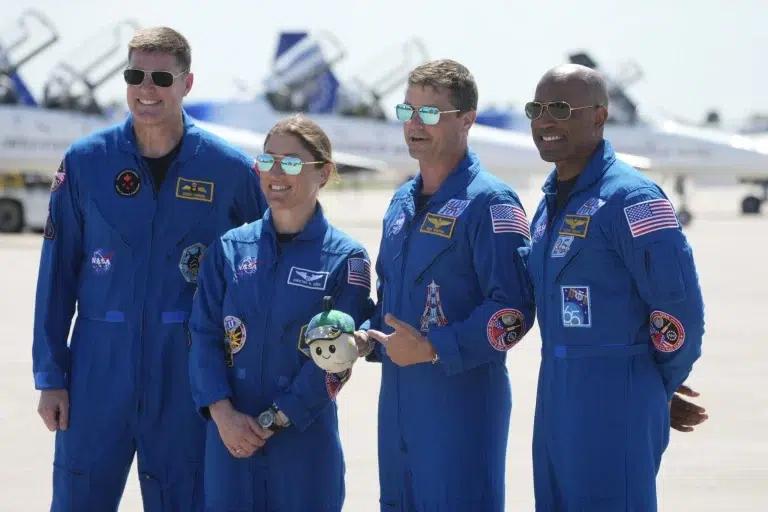 Članovi posade misije Artemis 2, slijeva, specijalist misije Jeremy Hansen iz Kanade, specijalistica misije Christina Koch, zapovjednik Reid Wiseman i pilot Victor Glover poziraju za fotografiju nakon dolaska posade u Svemirski centar Kennedy u petak, 27. ožujka 2026., u Cape Canaveralu na Floridi. Zasluge: Chris O'Meara