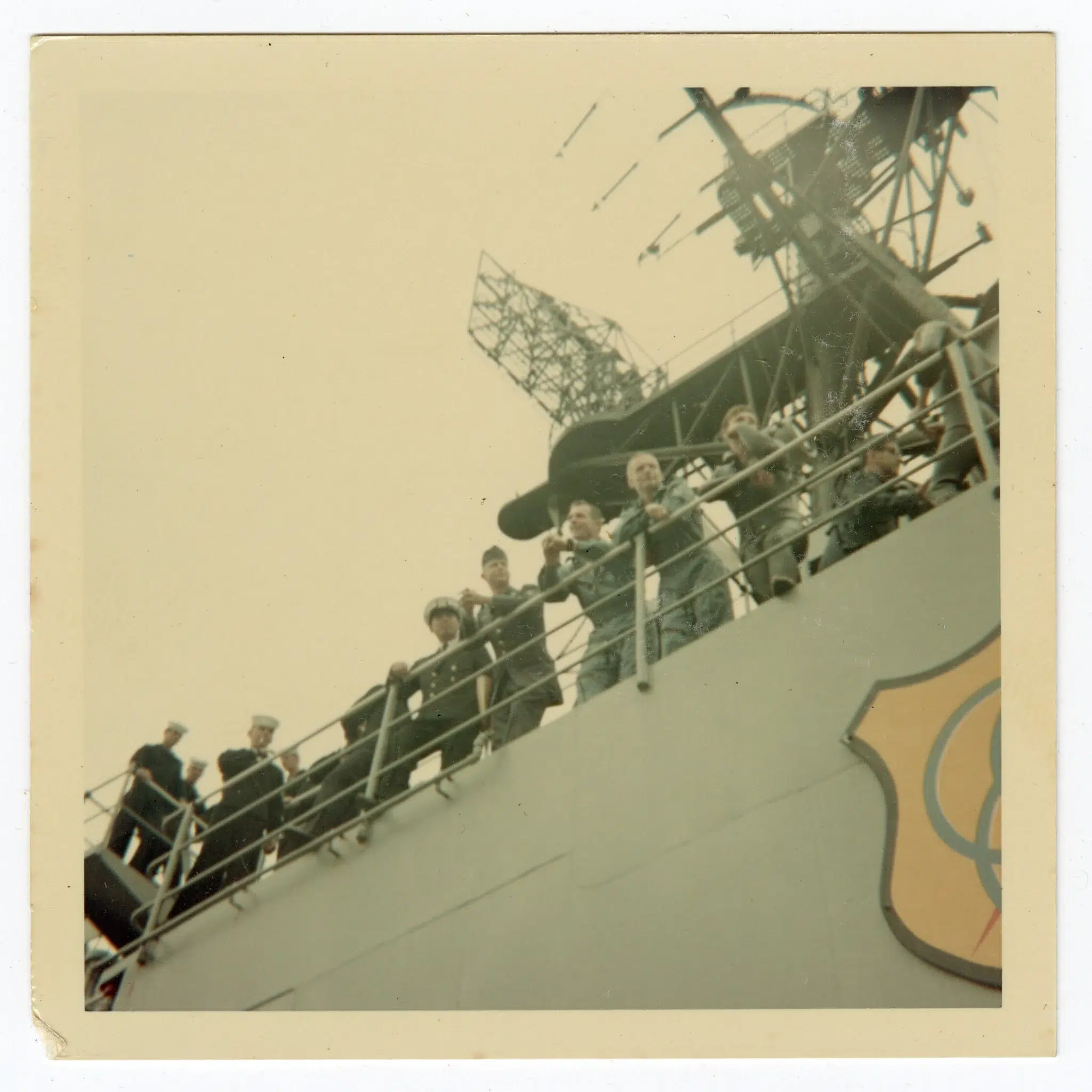 Ova fotografija iz 1966., koju je snimio Ron McQueeney, prikazuje astronaute Neila Armstronga, drugog zdesna, i Davida Scotta, trećeg zdesna, na palubi broda USS Leonard F. Mason u zračnoj bazi Naha na Okinawi u Japanu. Zasluge: Ron McQueeney/Ohio History Connection