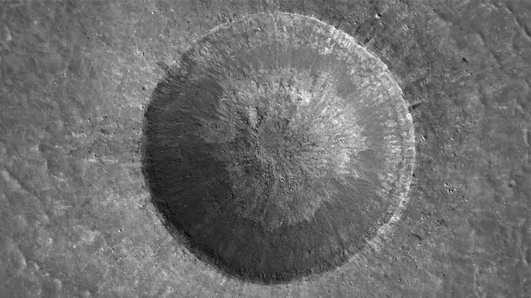 Krater Linné, za koji se smatra da je nastao prije manje od 10 milijuna godina. Novi krater, prikazan u radu, znatno je mlađi od toga. Zasluge za sliku: NASA/GSFC/Sveučilište države Arizone