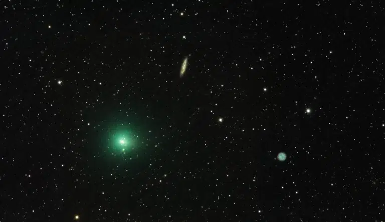 Komet 41P/Tuttle-Giacobini-Kresák, 22. ožujka 2017., od 20:00 do 20:45 UTC, u blizini objekata Messier 108 i Messier 97 (Maglica Sova). Snimljeno teleskopom Esprit 100 triplet APO i fotoaparatom Canon 6Da. Za komet je snimljeno 17 ekspozicija po 120 sekundi, složenih u programu DeepSkyStacker u načinu rada Comet Mode, te 40 ekspozicija po 240 sekundi pri ISO 1600, snimljenih 17. i 18. ožujka 2017. Oba složena seta potom su spojena alatom PixelMath u programu PixInsight. Slike iz oba seta imaju potpuno isto središte i istu orijentaciju. Zvjezdarnica Knight, Tomar.