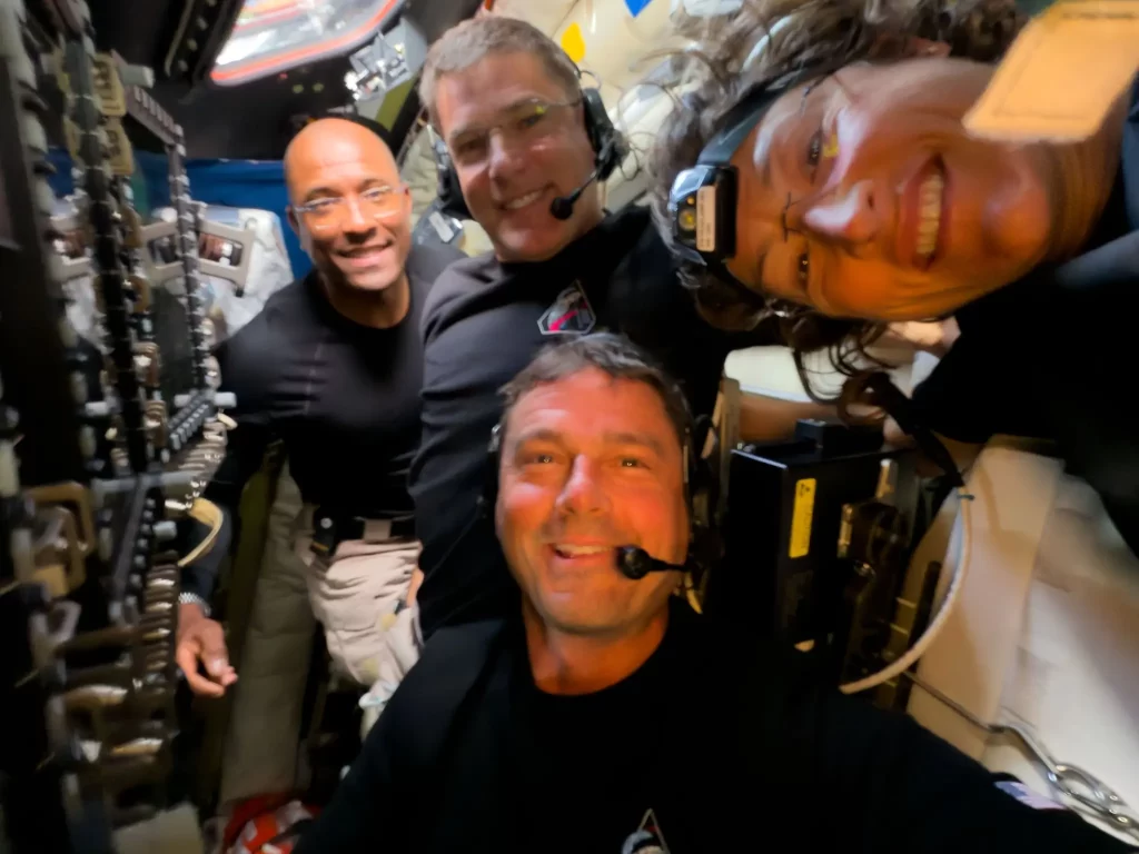 Na ovoj slici koju je objavila NASA članovi posade misije Artemis II, slijeva nadesno Victor Glover, Jeremy Hansen, Reid Wiseman i Christina Koch, nakratko su okrenuli kameru prema sebi kako bi snimili selfie usred promatranja Mjeseca tijekom preleta oko njega, u ponedjeljak 6. travnja 2026. Zasluge za fotografiju: NASA/AP