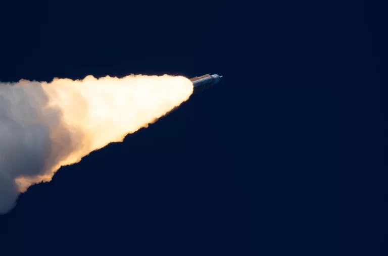 NASA-ina raketa Space Launch System s letjelicom Orion, u kojoj su se nalazili NASA-ini astronauti Reid Wiseman, zapovjednik misije, Victor Glover, pilot, Christina Koch, specijalistica misije, te astronaut Kanadske svemirske agencije (CSA) Jeremy Hansen, također specijalist misije, poletjela je u sklopu misije Artemis II u srijedu, 1. travnja 2026., s lansirnog kompleksa 39B u NASA-inu svemirskom centru Kennedy na Floridi. Misija Artemis II odvest će Wisemana, Glovera, Koch i Hansena na desetodnevno putovanje oko Mjeseca i natrag u njihovoj letjelici Orion. Četveročlana posada poletjela je u 18.35 po istočnoameričkom vremenu iz lansirnog kompleksa 39B u svemirskom centru Kennedy. Zasluge za fotografiju: NASA/Joel Kowsky