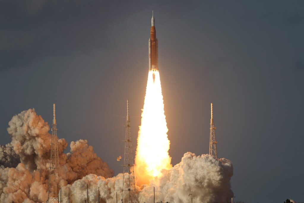 Četvero astronauta u NASA-inoj letjelici Orion, smještenoj na vrhu rakete SLS (Space Launch System), polijeće u sklopu NASA-ine probne misije Artemis II u 00:35 po hrvatskom vremenu u četvrtak, 2. travnja, s lansirnog kompleksa 39B u NASA-inu Svemirskom centru Kennedy na Floridi. Zasluge: NASA/Michael DeMocker