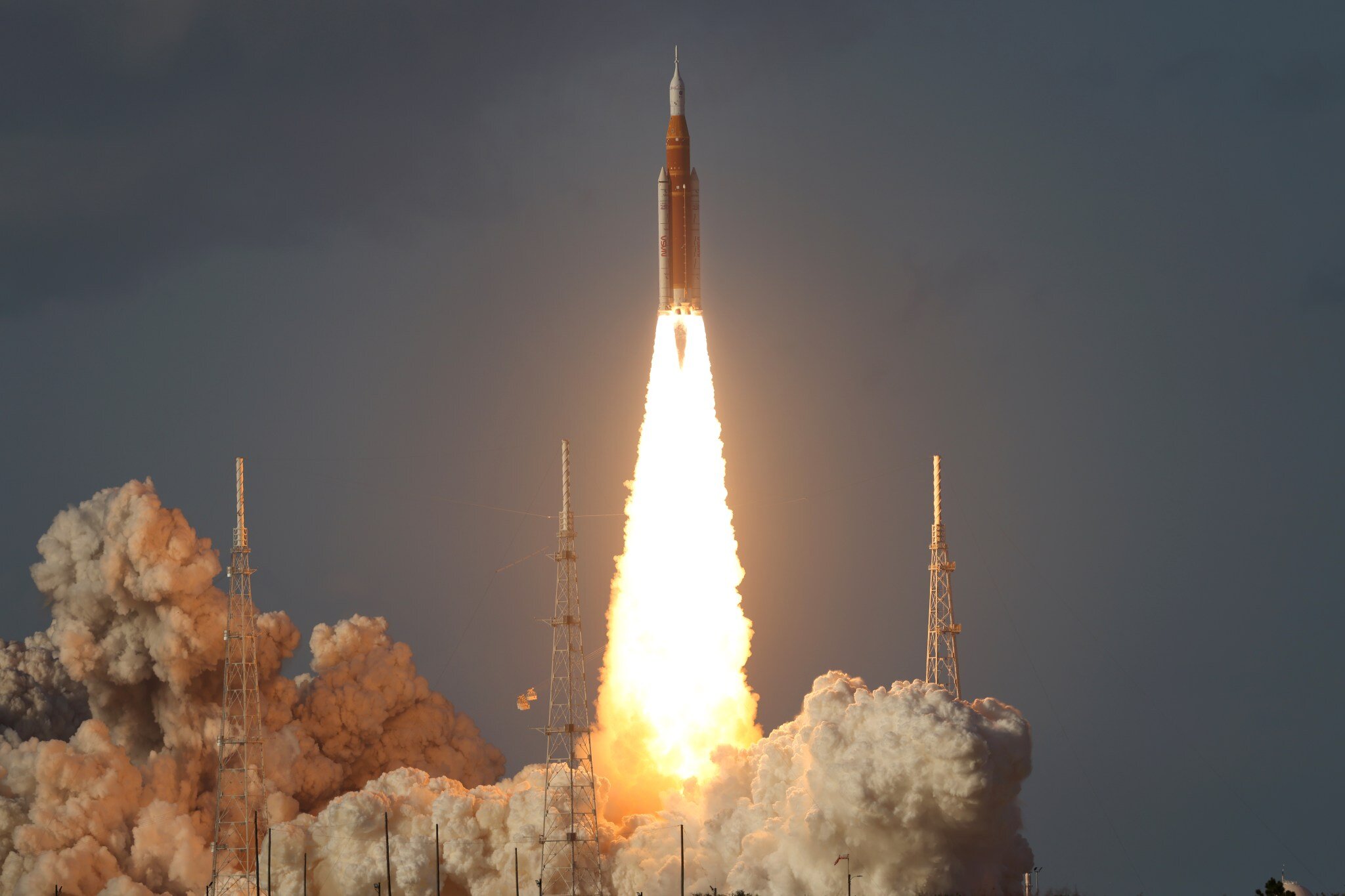 Četvero astronauta u NASA-inoj letjelici Orion, smještenoj na vrhu rakete SLS (Space Launch System), polijeće u sklopu NASA-ine probne misije Artemis II u 00:35 po hrvatskom vremenu u četvrtak, 2. travnja, s lansirnog kompleksa 39B u NASA-inu Svemirskom centru Kennedy na Floridi. Zasluge: NASA/Michael DeMocker