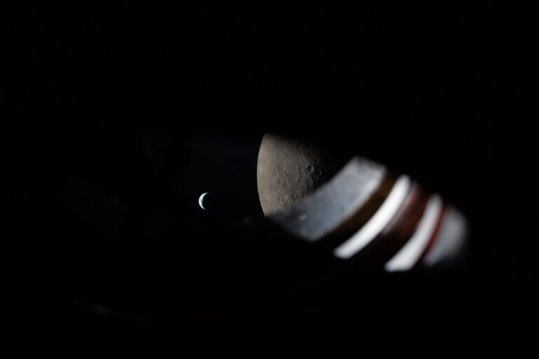 Pogled kroz prozor letjelice Orion približno devet minuta prije nego što je Zemlja nestala iza obzora tijekom preleta Mjeseca u misiji Artemis II, 6. travnja 2026. Zasluge za sliku: NASA