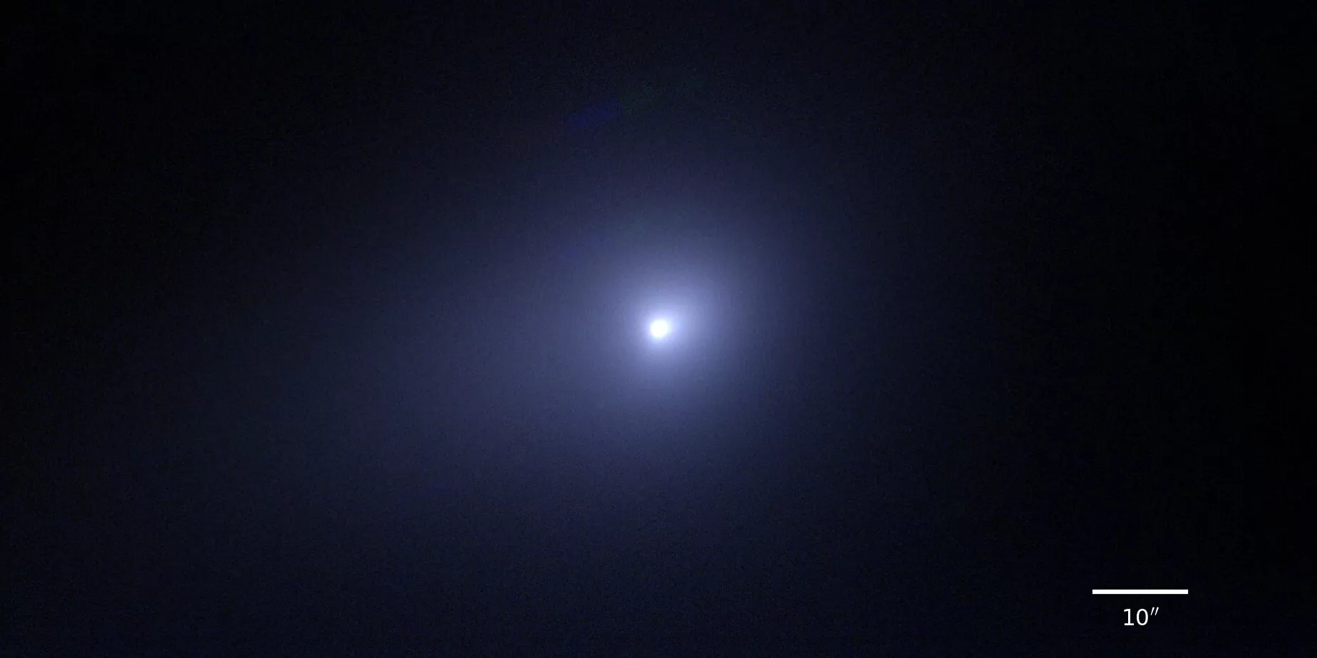 Međuzvjezdani komet 3I/ATLAS (C/2025 N1) snimljen teleskopom Subaru 13. prosinca 2025. prema havajsko-aleutskom standardnom vremenu. Ova je slika izrađena kombiniranjem triju različitih valnih duljina: V-pojasa (550 nanometara, prikazan plavom bojom), R-pojasa (660 nanometara, prikazan zelenom bojom) i I-pojasa (805 nanometara, prikazan crvenom bojom). Zasluge: NAOJ